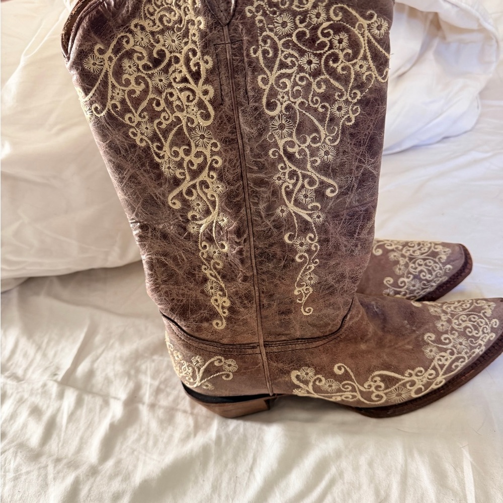 Elegant Embroidered Heeled Boots - Brown